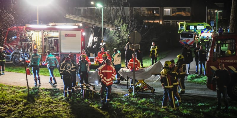 Několik lidí utrpělo vážná zranění při srážce osobního vlaku s nákladním u Haagu.