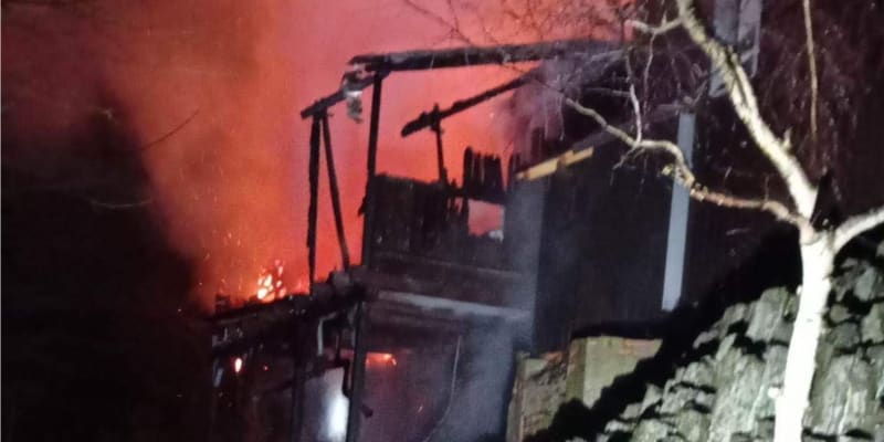 Sedm jednotek hasičů vyjelo v 2:31 k požáru domku u vyhlídky na Vlčí hoře. Požár zasáhl i vyhlídkovou věž.