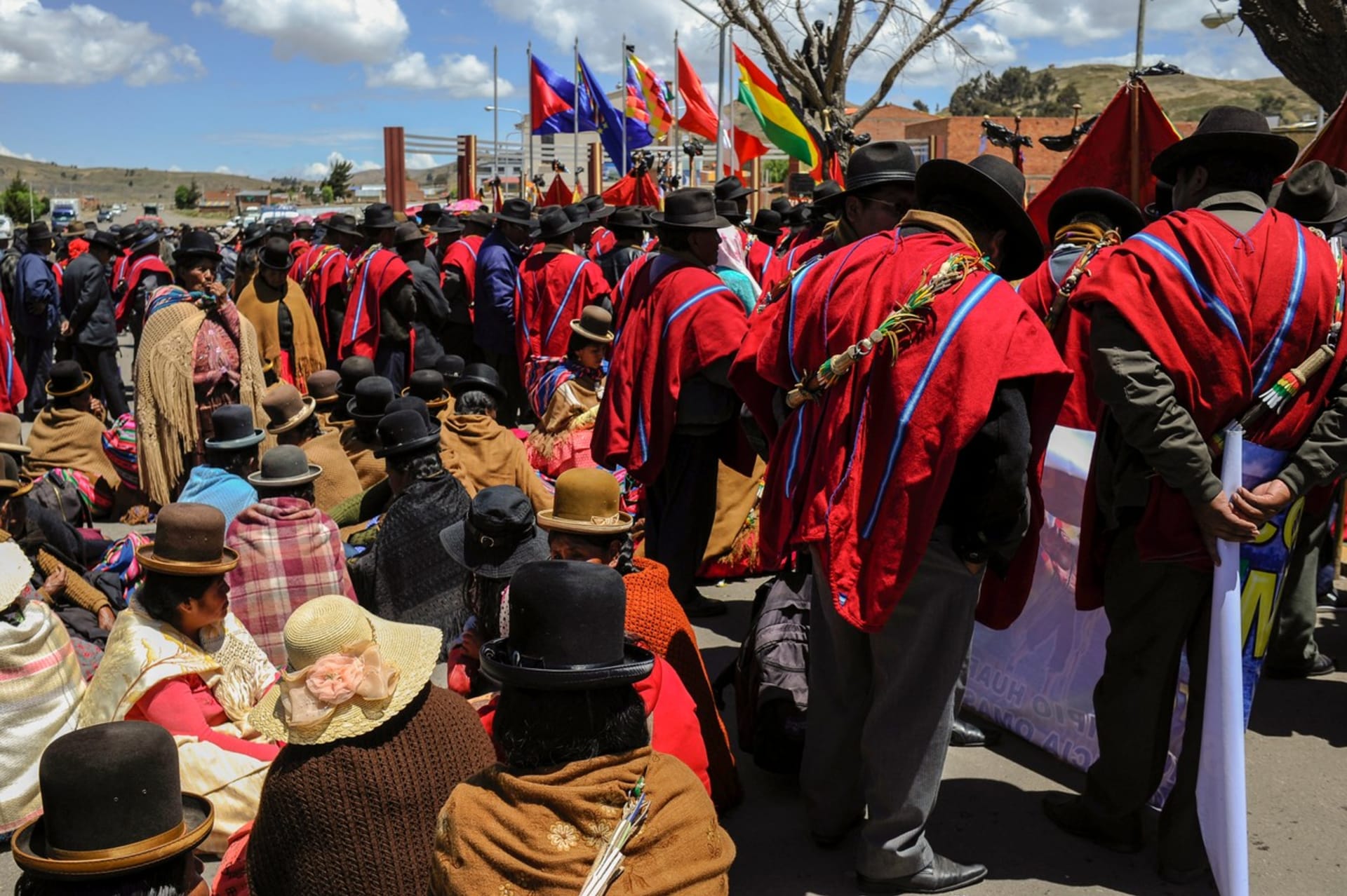 Vesnice Huarina leží na břehu jezera Titicaca a žijí v ní převážně původní obyvatelé