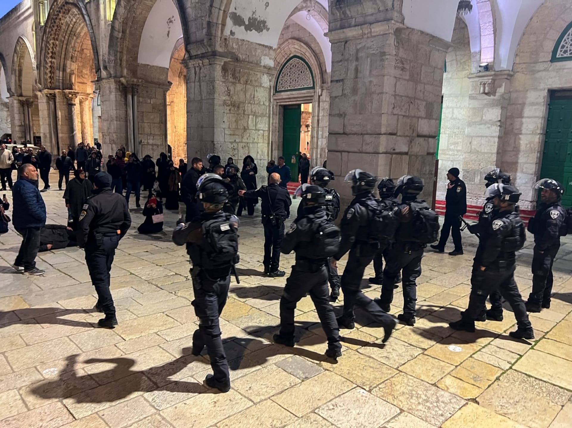 Izraelská policie vnikla do mešity Al-Aksá