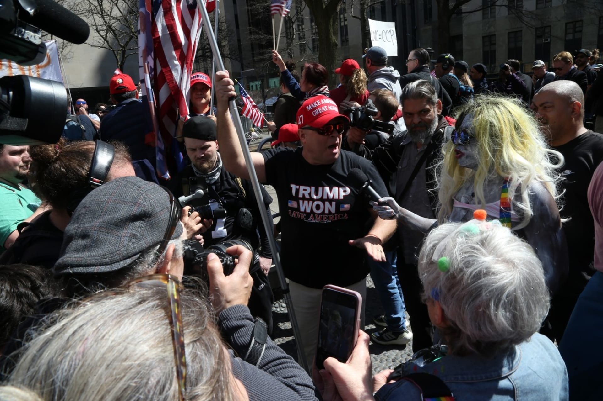 V New Yorku se střetávaly skupiny fanoušků a odpůrců amerického exprezidenta Donalda Trumpa.