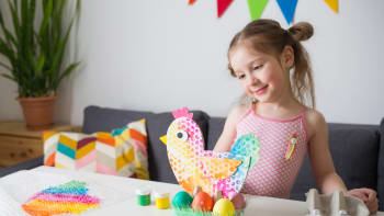 Velikonoční dekorace pro děti: Kropenatou slepičku vytvoříte s pomocí bublinkové fólie