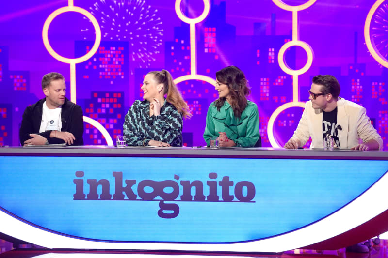 Panelisté pořadu Inkognito hádají profese hostů.
