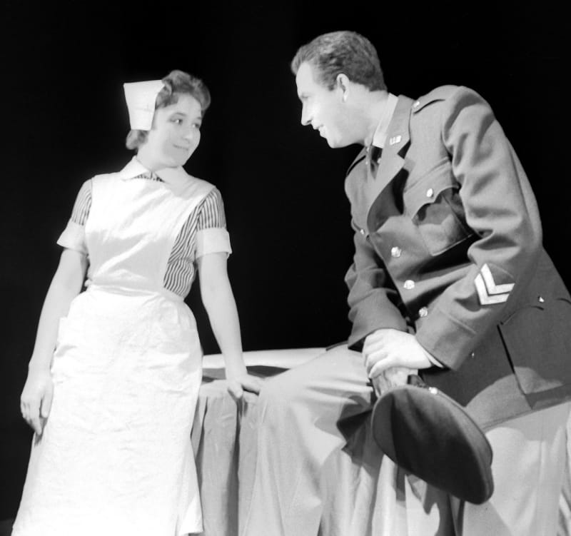 Karolína Slunéčkové s Vlastimilem Fišarem v roce 1959 ve Vinohradském divadle ve hře Damoklův meč