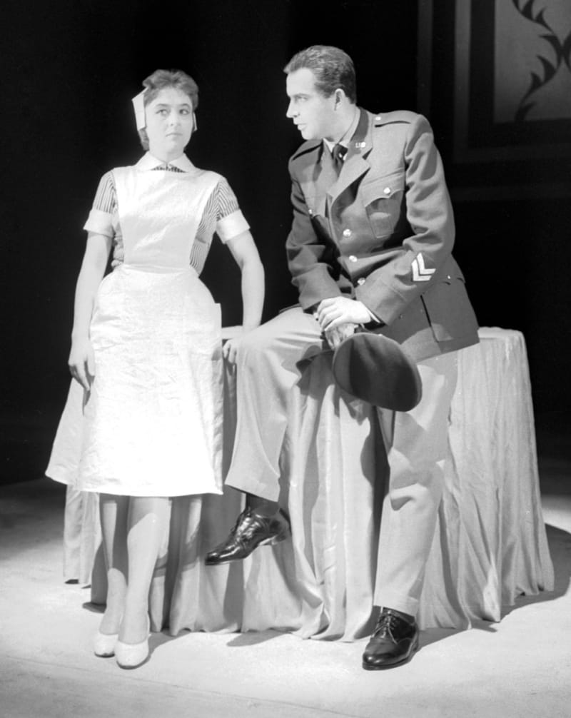 Karolína Slunéčková s Vlastimilem Fišarem v roce 1959 ve Vinohradském divadle ve hře Damoklův meč