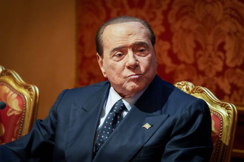 Silvio Berlusconi leží na JIP v nemocnici.