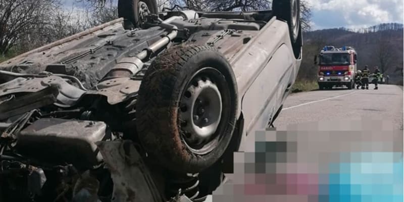 Muž s čerstvým řidičským průkazem při jízdě převrátil auto na střechu, jeho spolucestující zemřela.