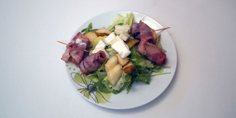 Salátek s kozím sýrem, pečenou švestkou a datlí ve slanině