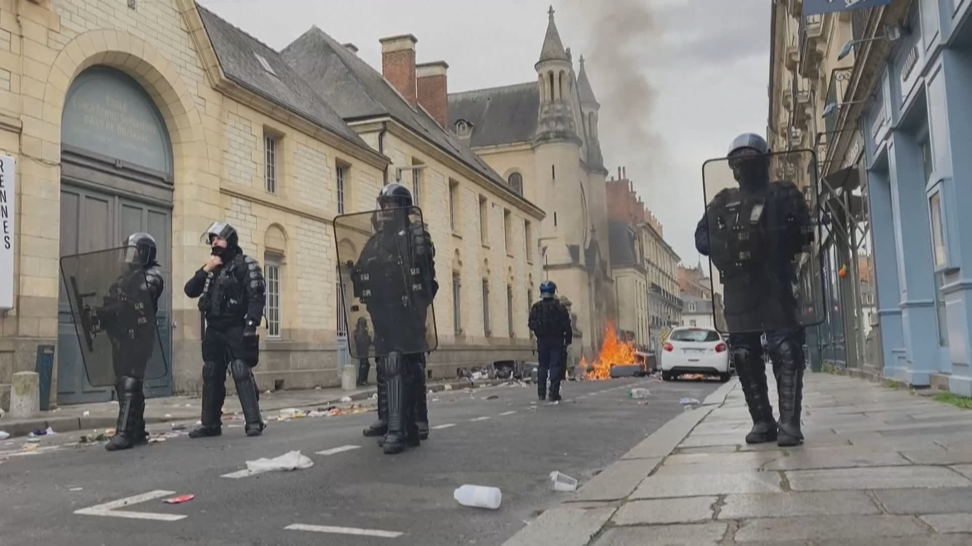 Protesty ve Francii již několik týdnů neberou konce.