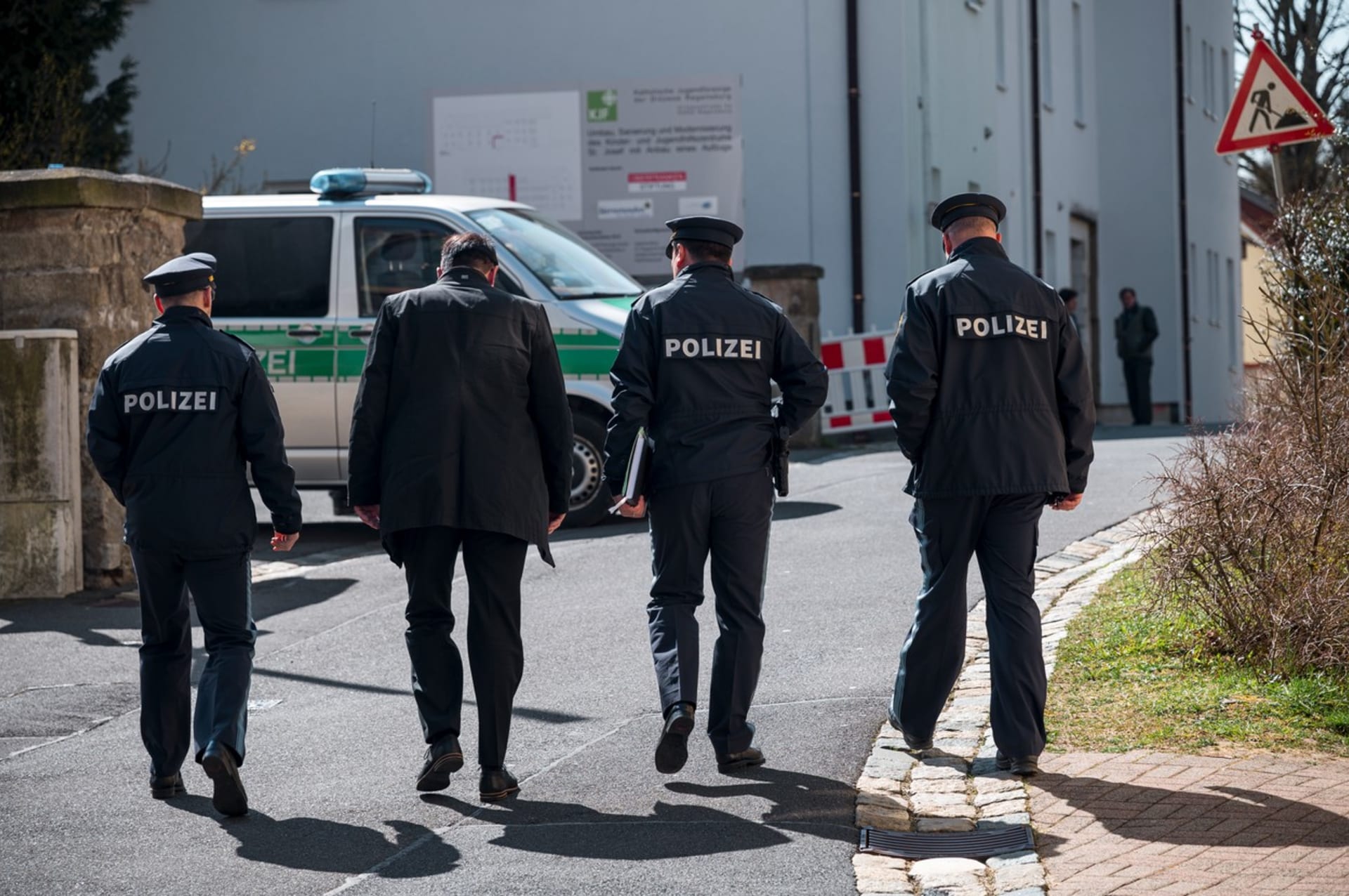 Německá policie vyšetřuje smrt desetileté dívky ze zařízení pro děti a mladistvé v bavorské obci Wunsiedel.