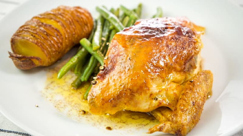 KOKO ve varu: Sváteční pečené kuře s bramborami hasselback a zelenými fazolkami