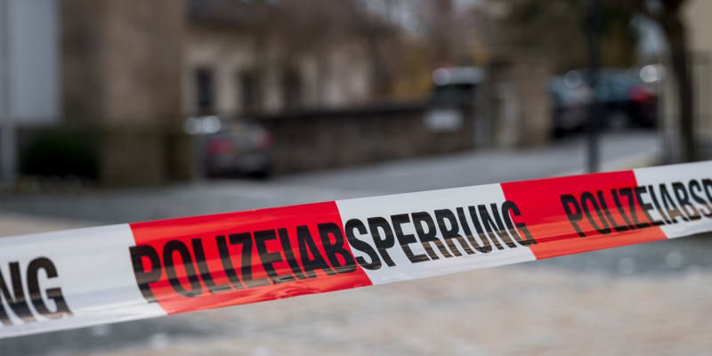 Německá policie vyšetřuje smrt desetileté dívky ze zařízení pro děti a mladistvé v bavorské obci Wunsiedel, která leží jen pár kilometrů od českých hranic. 