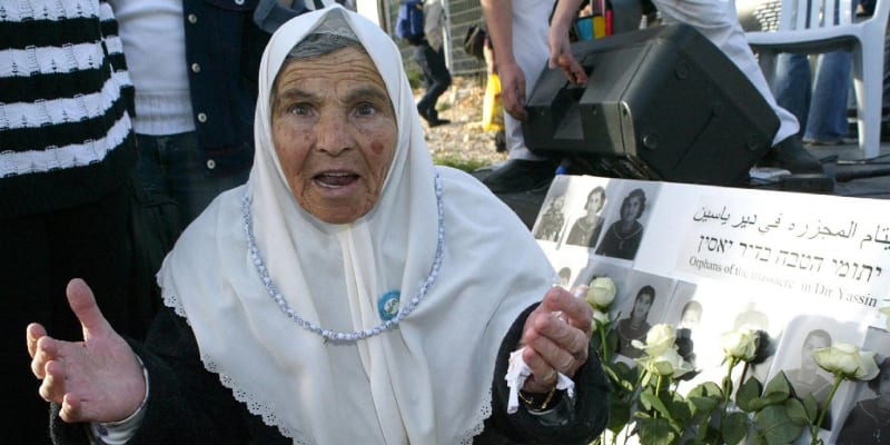 Palestinci si připomínají oběti masakru ve vesnici Dajr Jásín