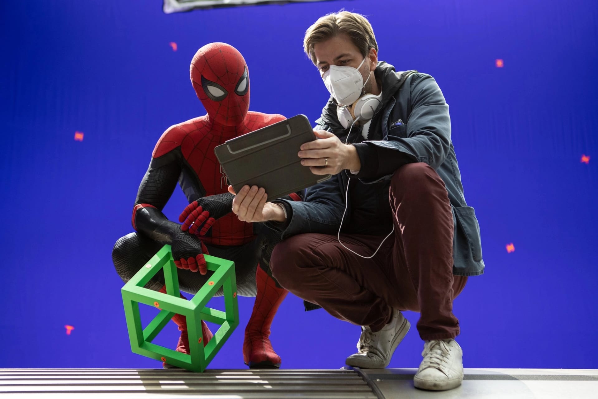 Režisér Jon Watts při natáčení snímku Spider-Man: Bez domova