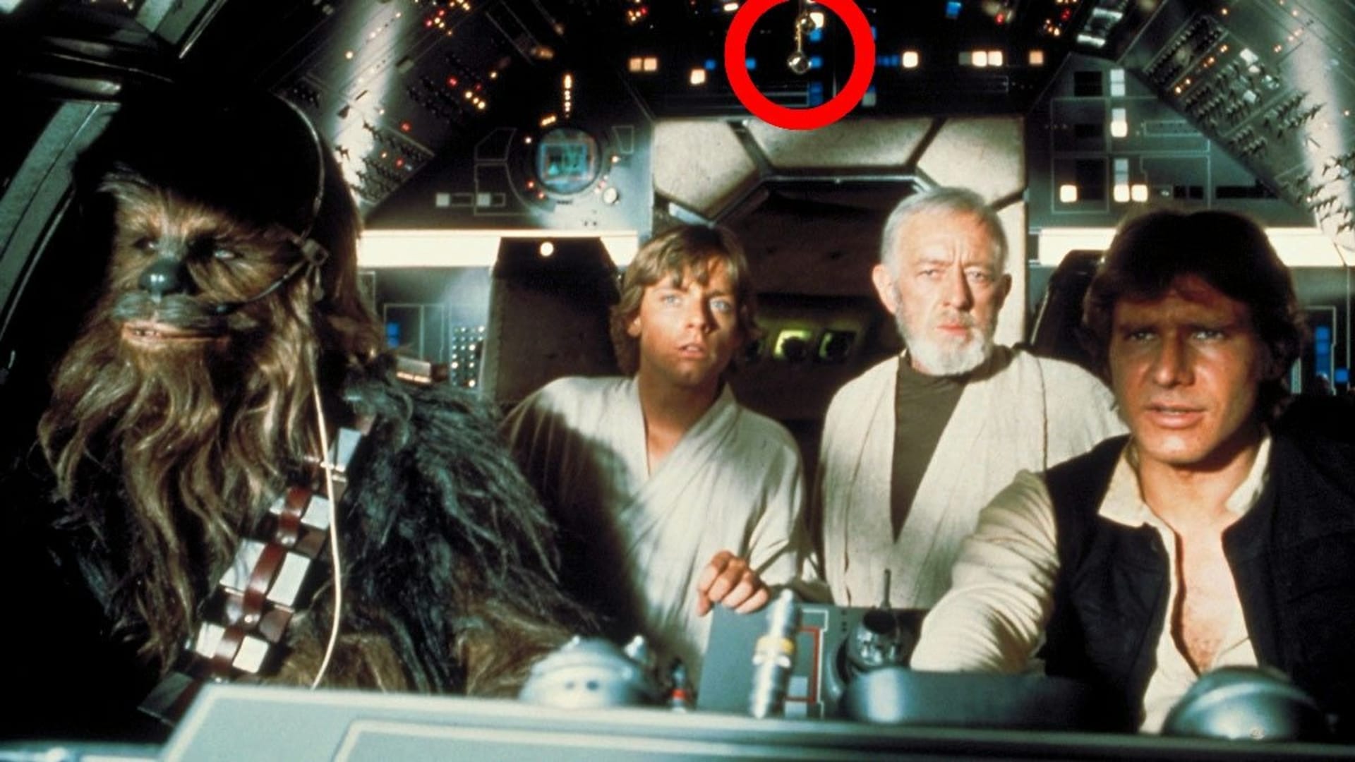 Zlaté kostky zavěšené na palubě Millennium Falcon ve čtvrté epizodě Star Wars