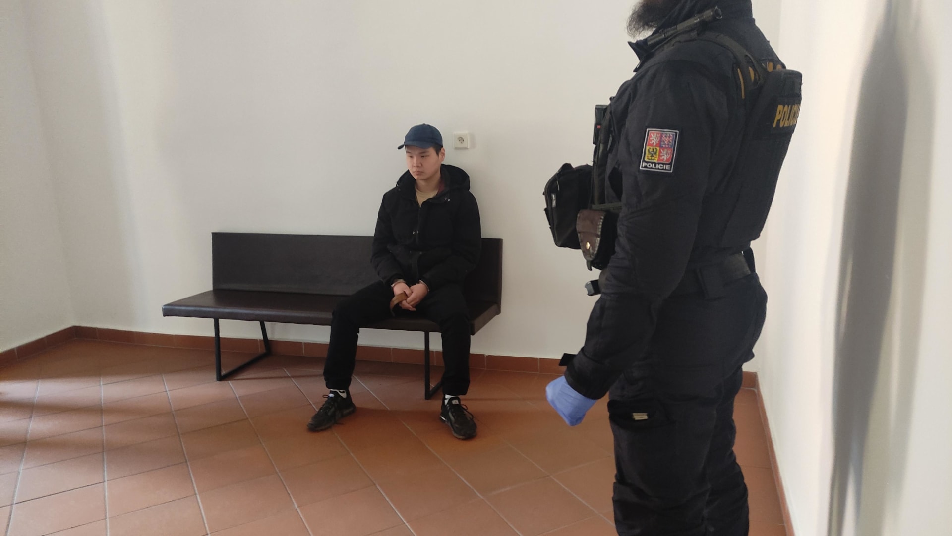 Policisté dopadli muže, který v Hradci Králové přepadl da lidi s nožem. Útočník skončil ve vazbě.
