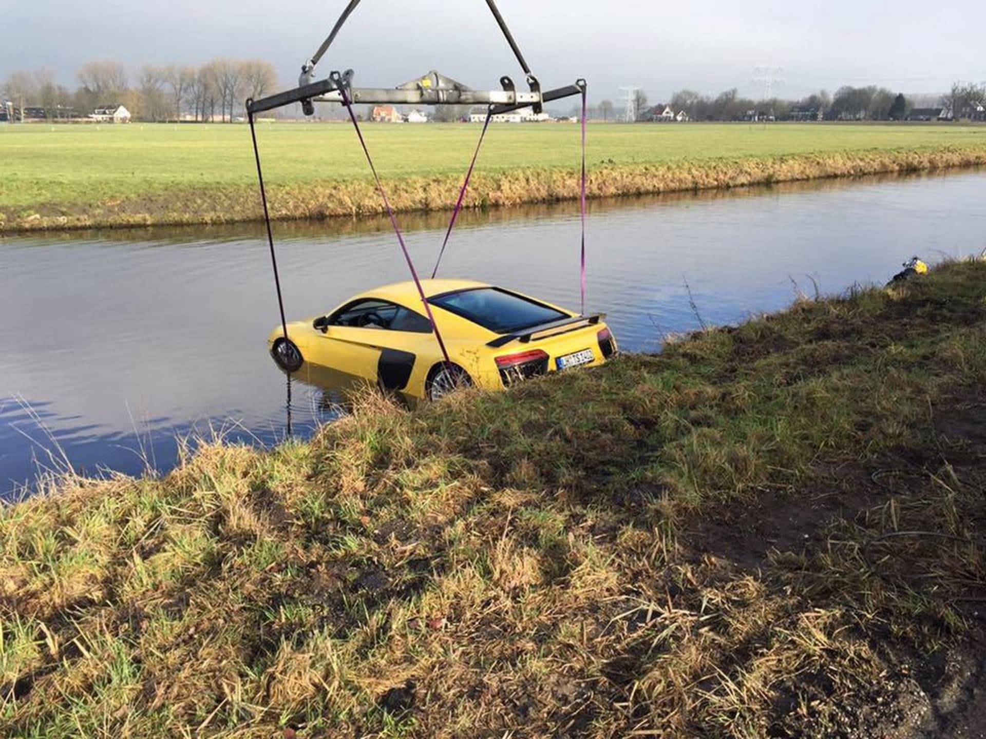 Smutný pohled na Audi R8 V10 Plus v řece
