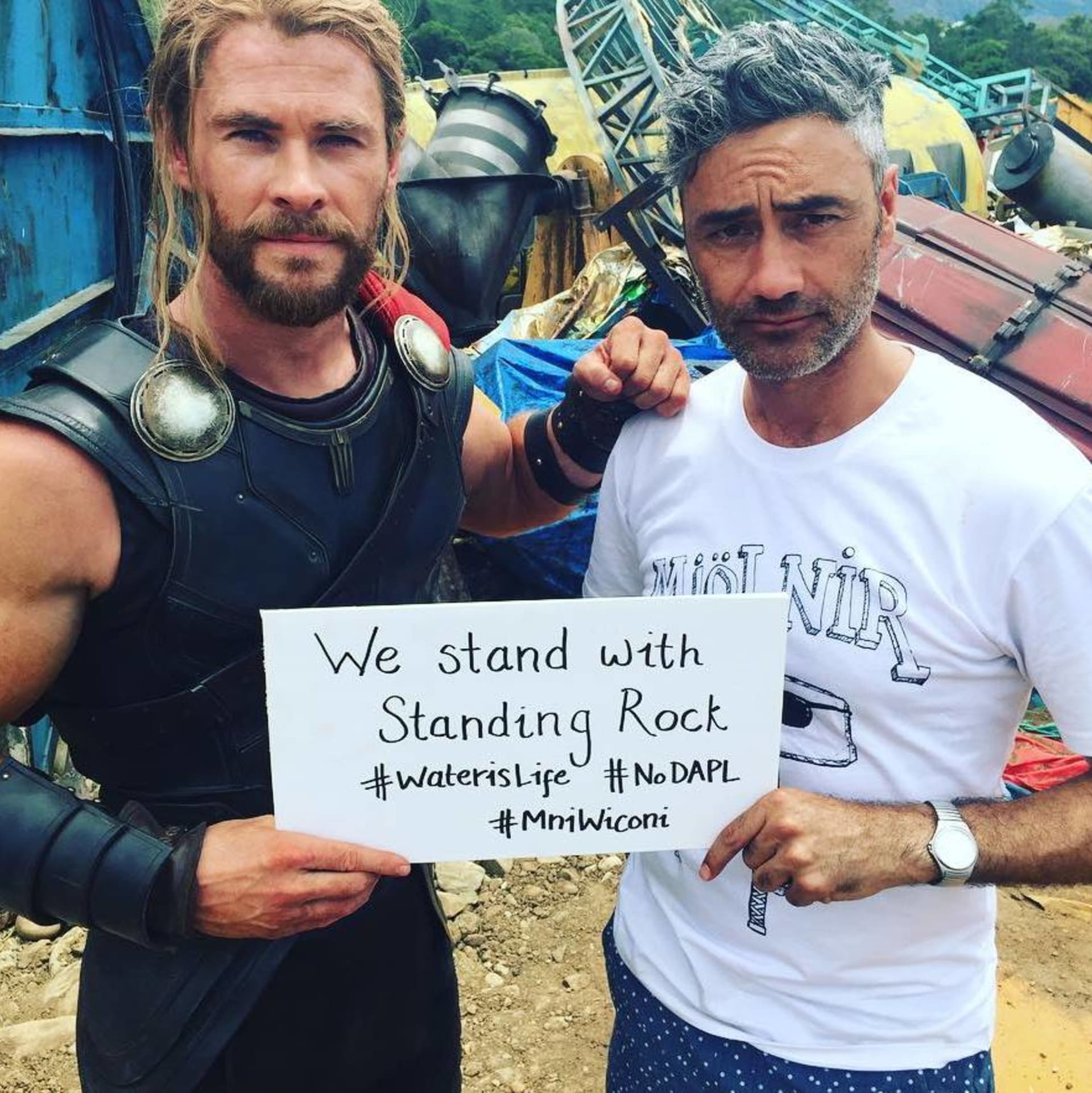 Chris Hemsworth a Taika Waititi na place filmu Thor: Ragnarok