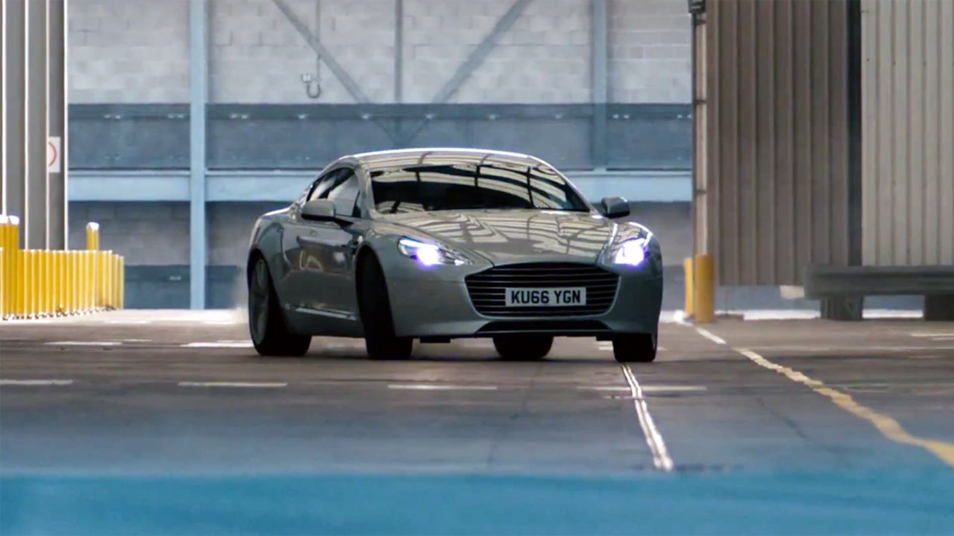 Aston Martin se driftů nebojí, ani když jde o auta za desítky milionů.