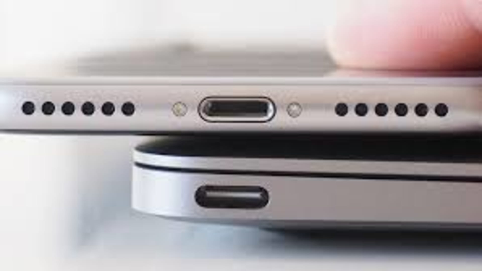 Zatímco u nových MacBooků už Apple dávno přešel na USB-C, v případě iPhonů se stále drží nekompatibilního Ligtning konektoru