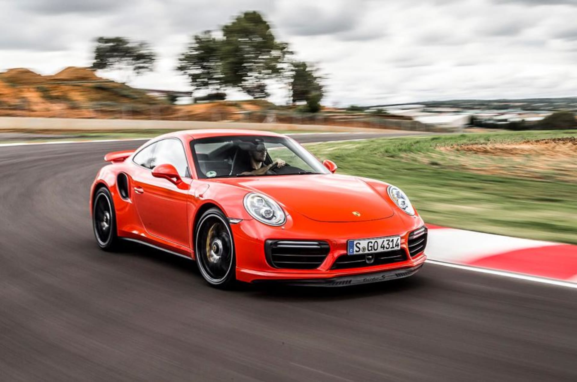 Tohle Porsche překročí povolenou rychlost za méně než sekundu