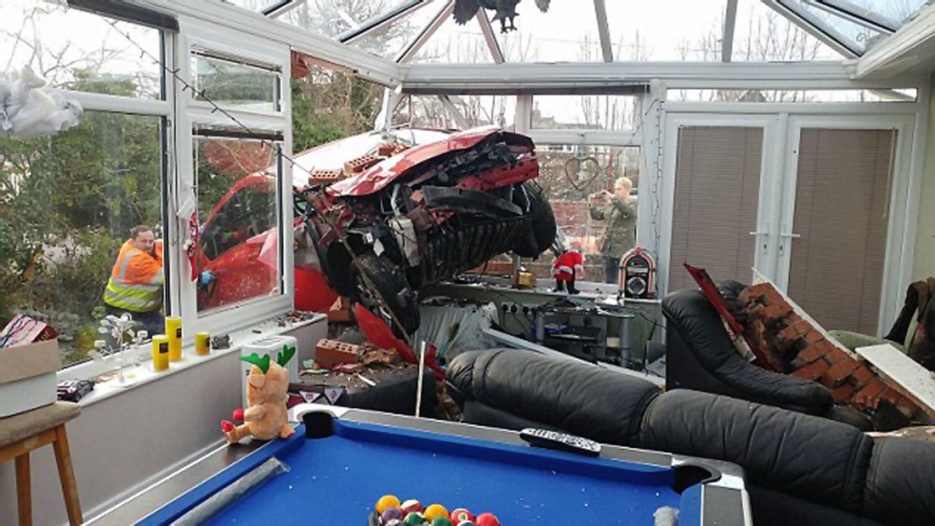 Řidič ve věku 73 let zničil vánoční pohodu svým Nissanem.