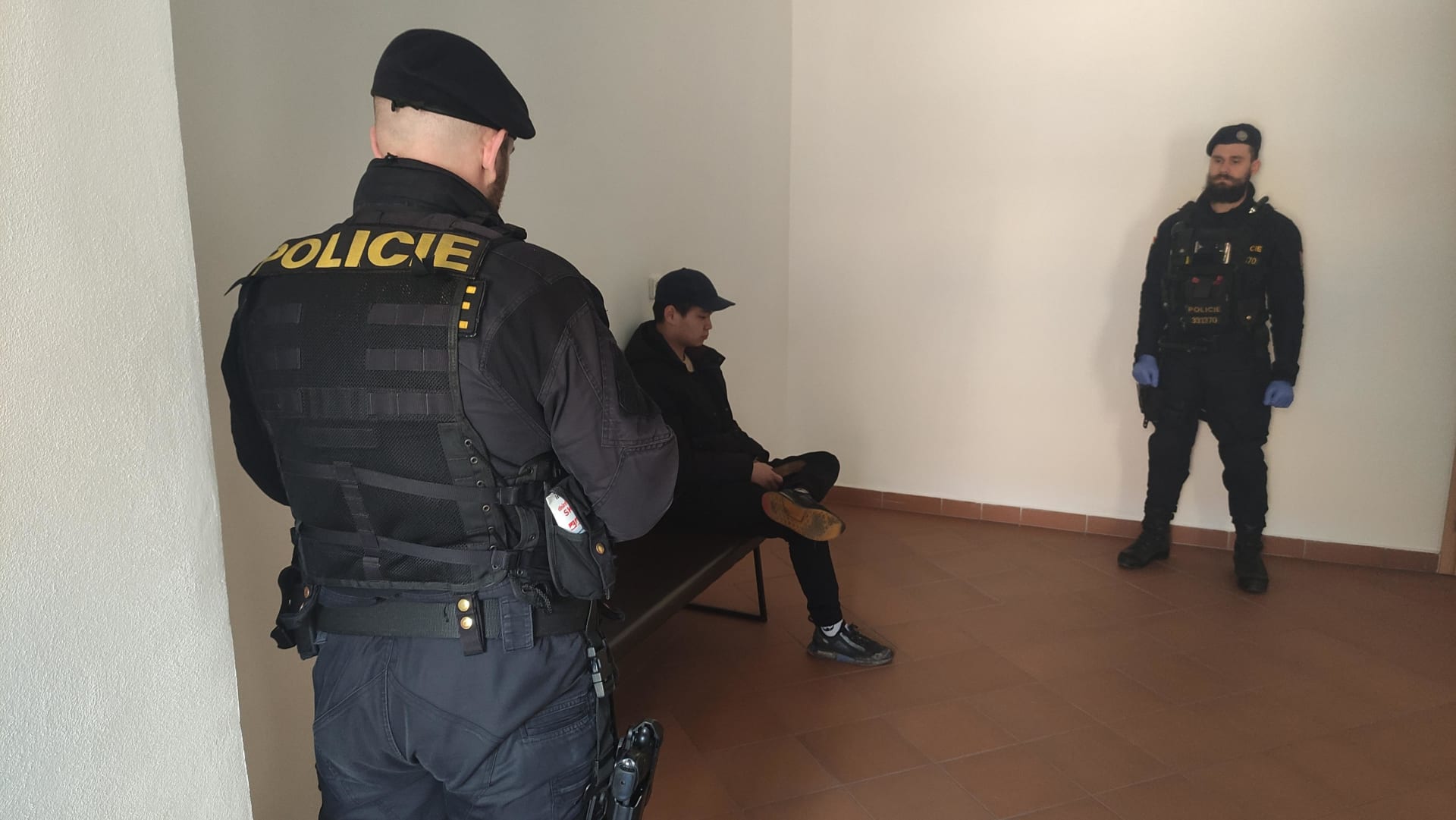 Policisté dopadli muže, který v Hradci Králové přepadl da lidi s nožem. Útočník skončil ve vazbě.