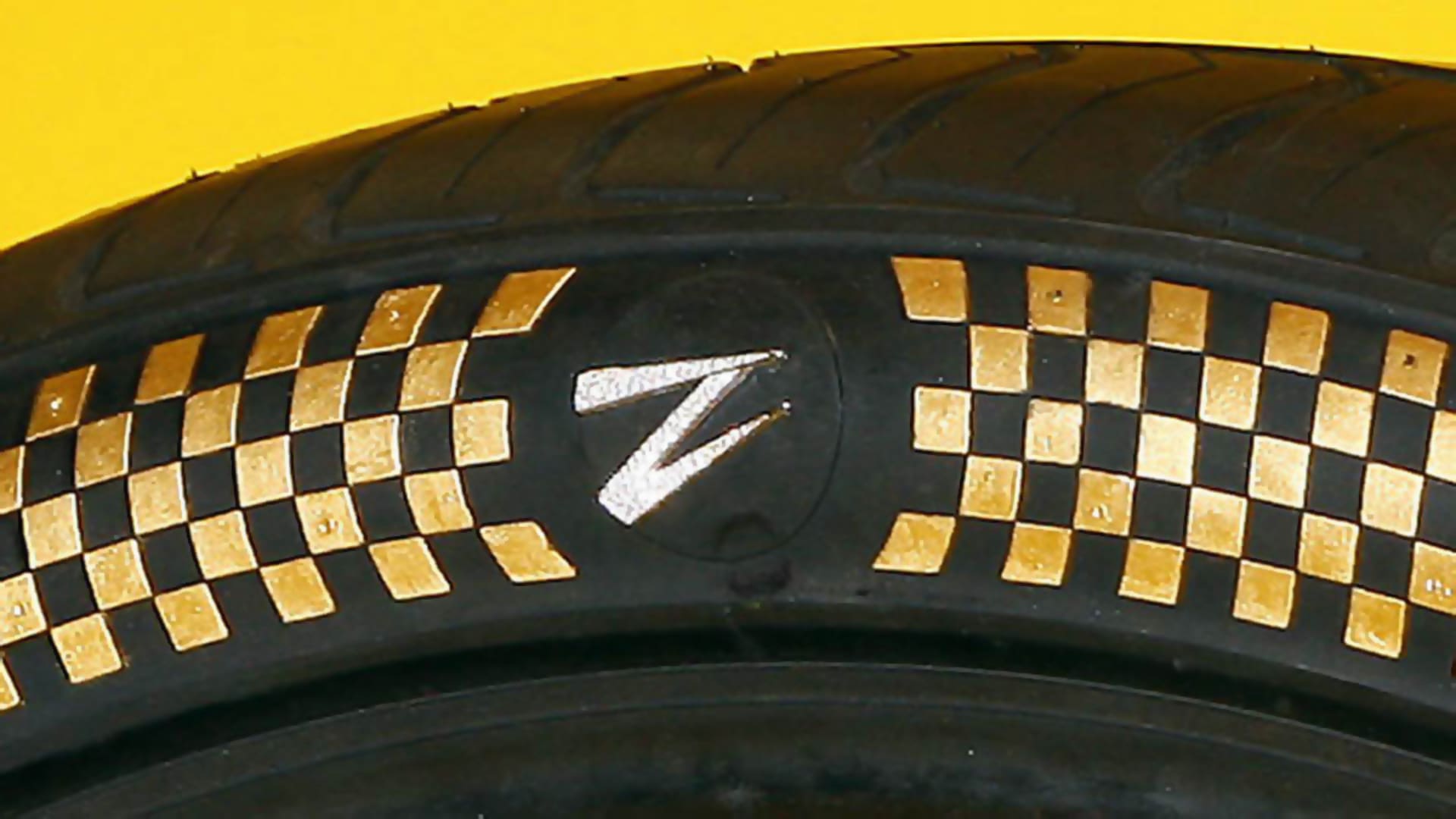 Nejdražší pneumatiky světa se zlatem a diamanty.