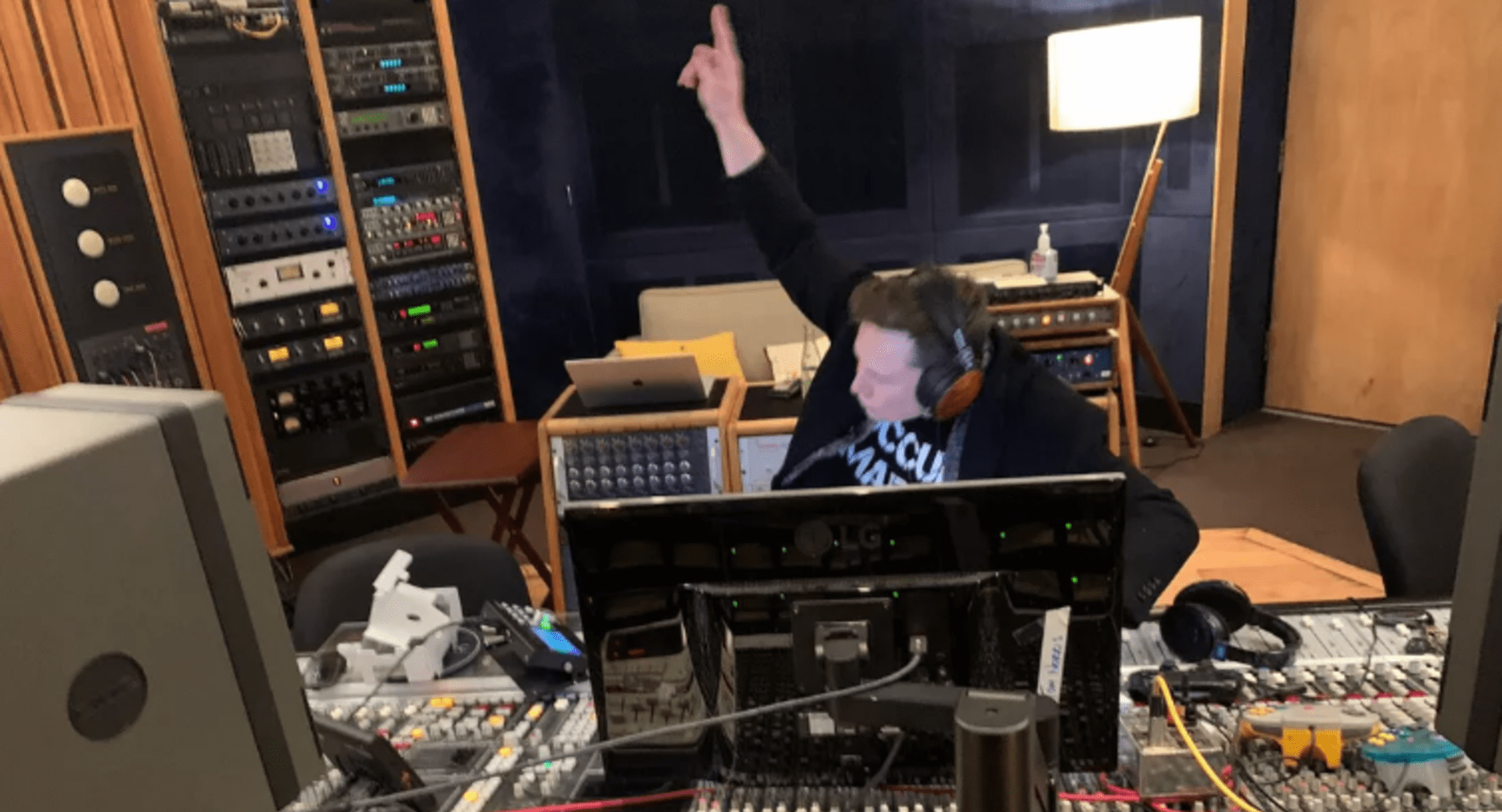 Elon Musk slaví hotovou skladbu v nahrávacím studiu