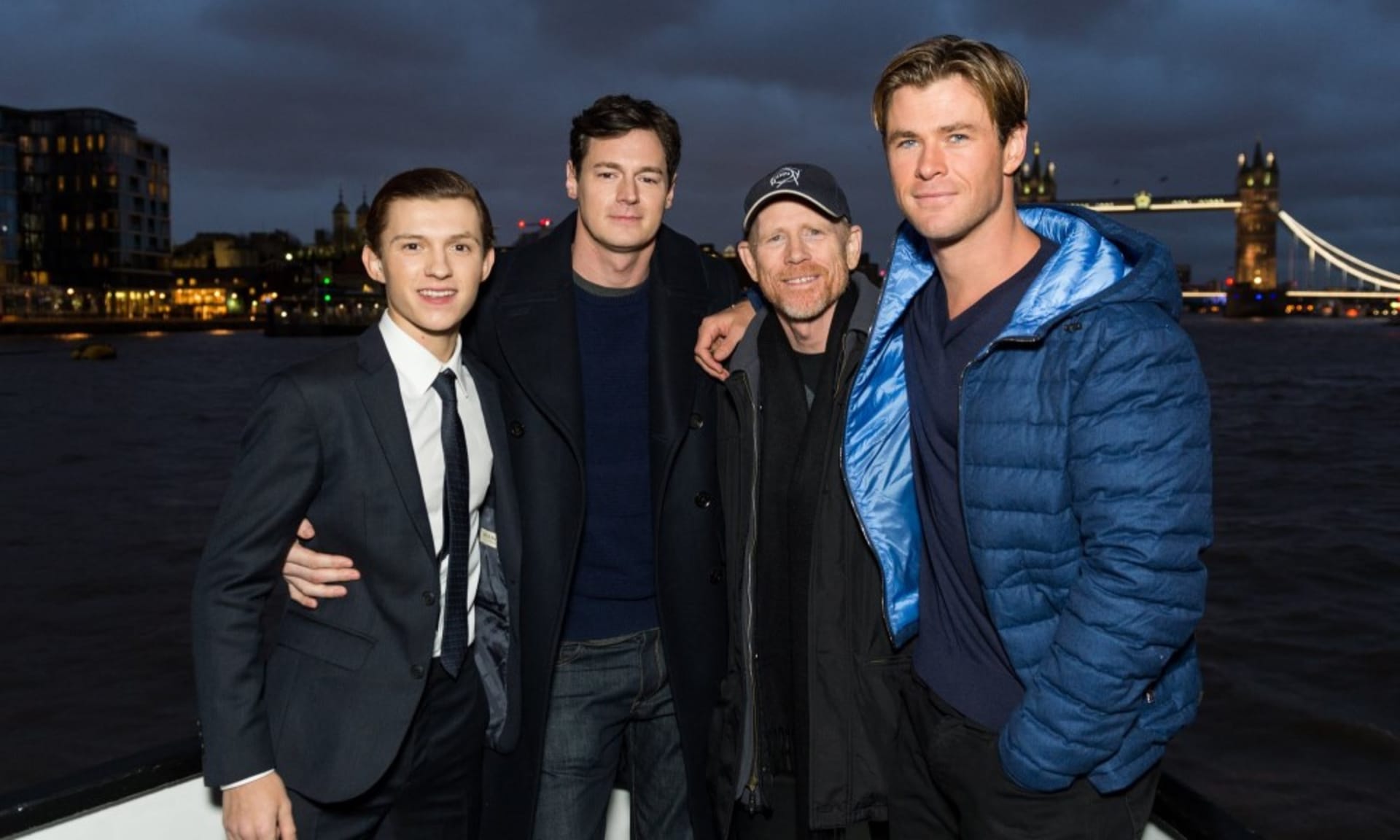 Úplně vlevo je Tom "Spider-Man" Holland, úplně vpravo Chris "Thor" Hemsworth