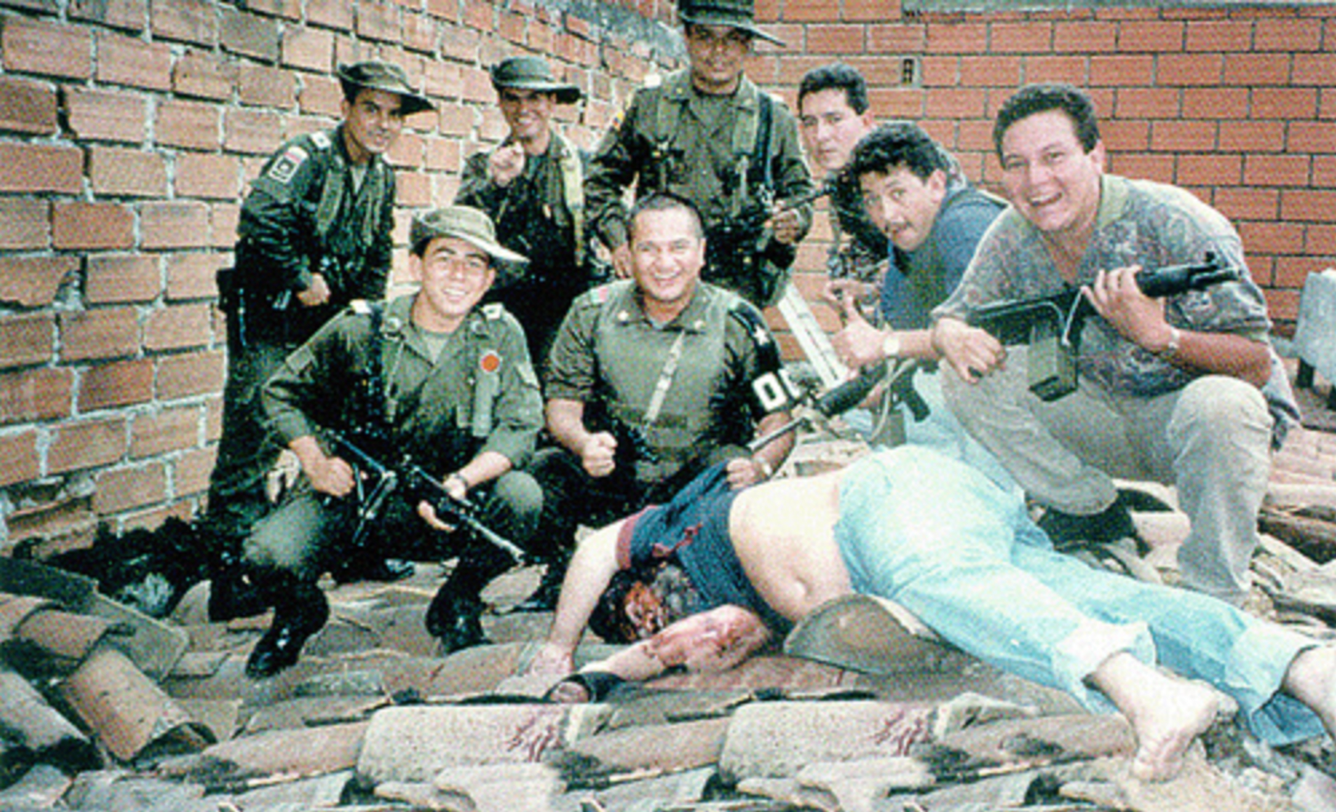 Členové skutečného Search Blocu u Escobarova těla.