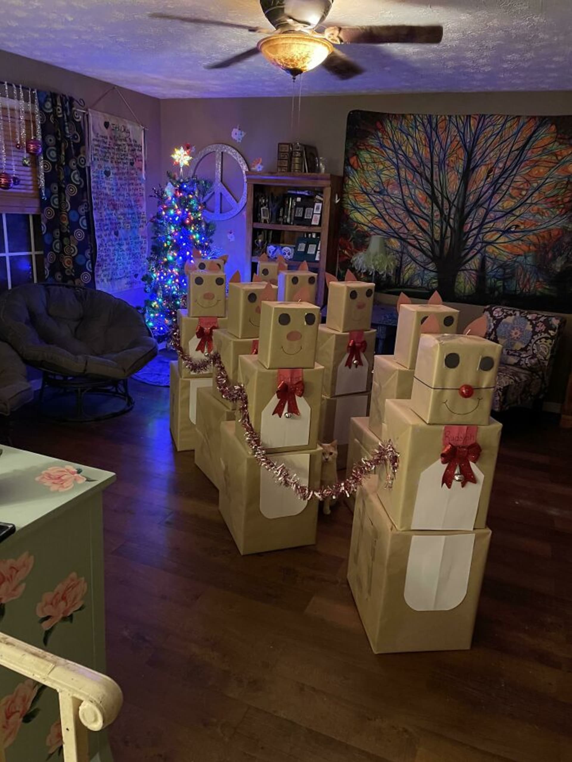 Syn chtěl k Vánocům jen dárkové karty, tak mu je alespoň pořádně zabalili