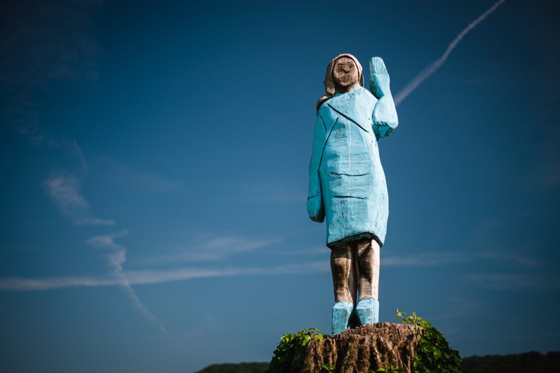 Dřevěná socha Melanie Trumpové poblíž jejího rodného městečka Sevnica