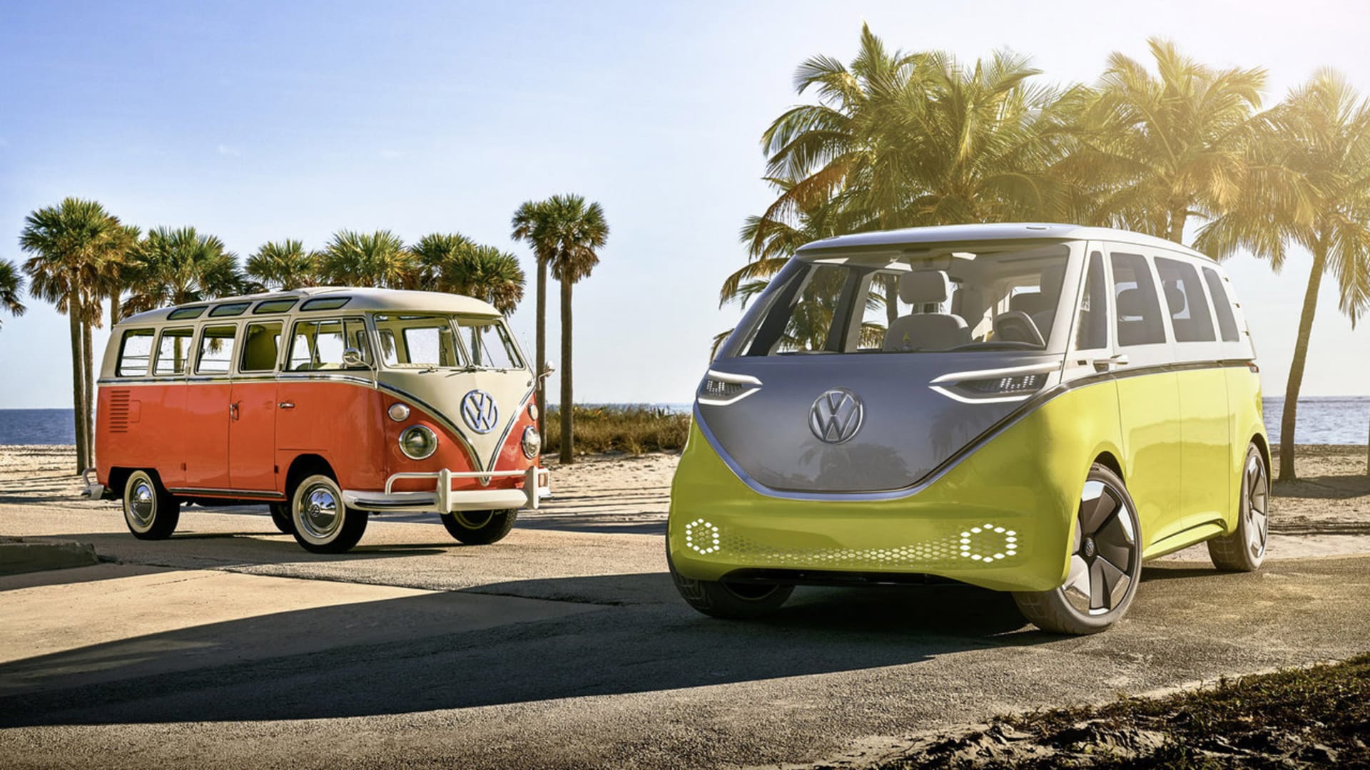Volkswagen I.D. Buzz Concept se svým předchůdcem.