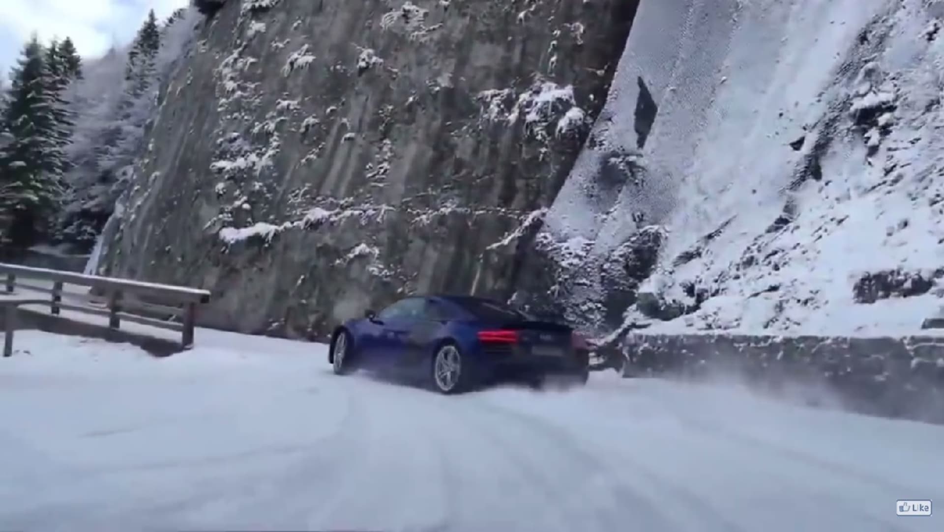 Audi R8 se řítí sněhem na horské silnici
