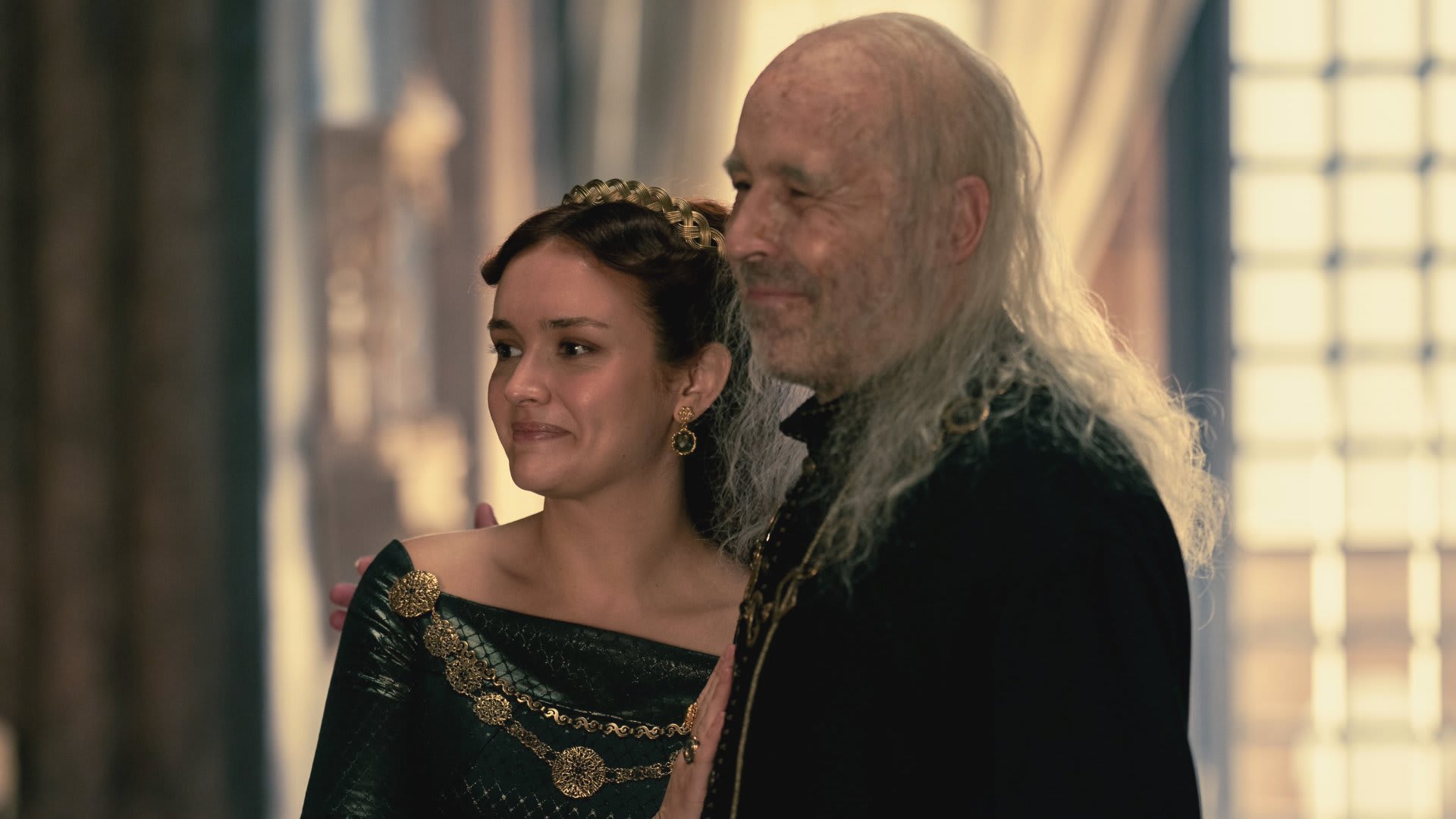 Alicent Hightower (Olivia Cooke) a Viserys Targaryen (Paddy Considine) v seriálu Rod draka