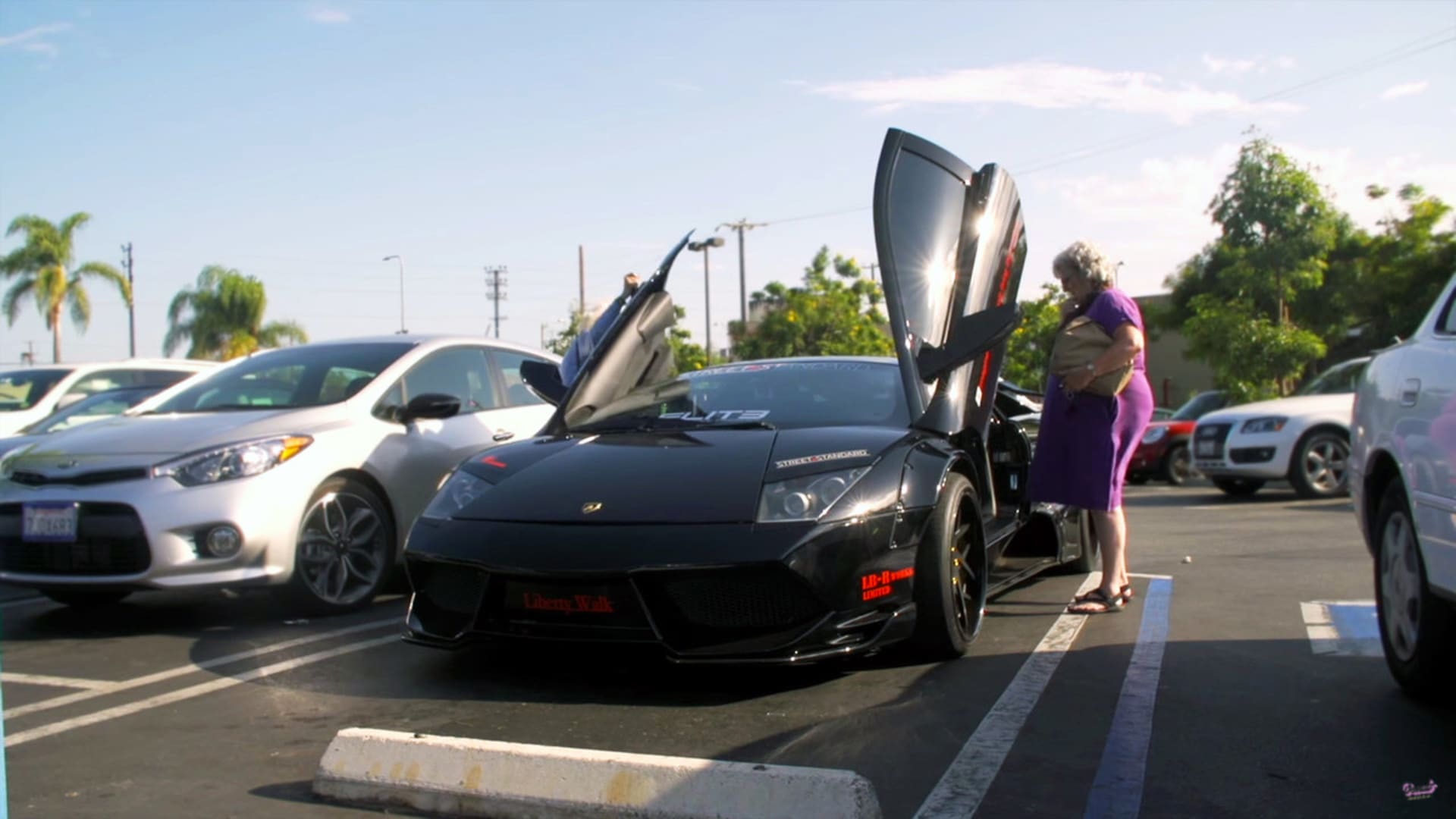Dvě důchodkyně „řádí“ s upraveným Lamborghini