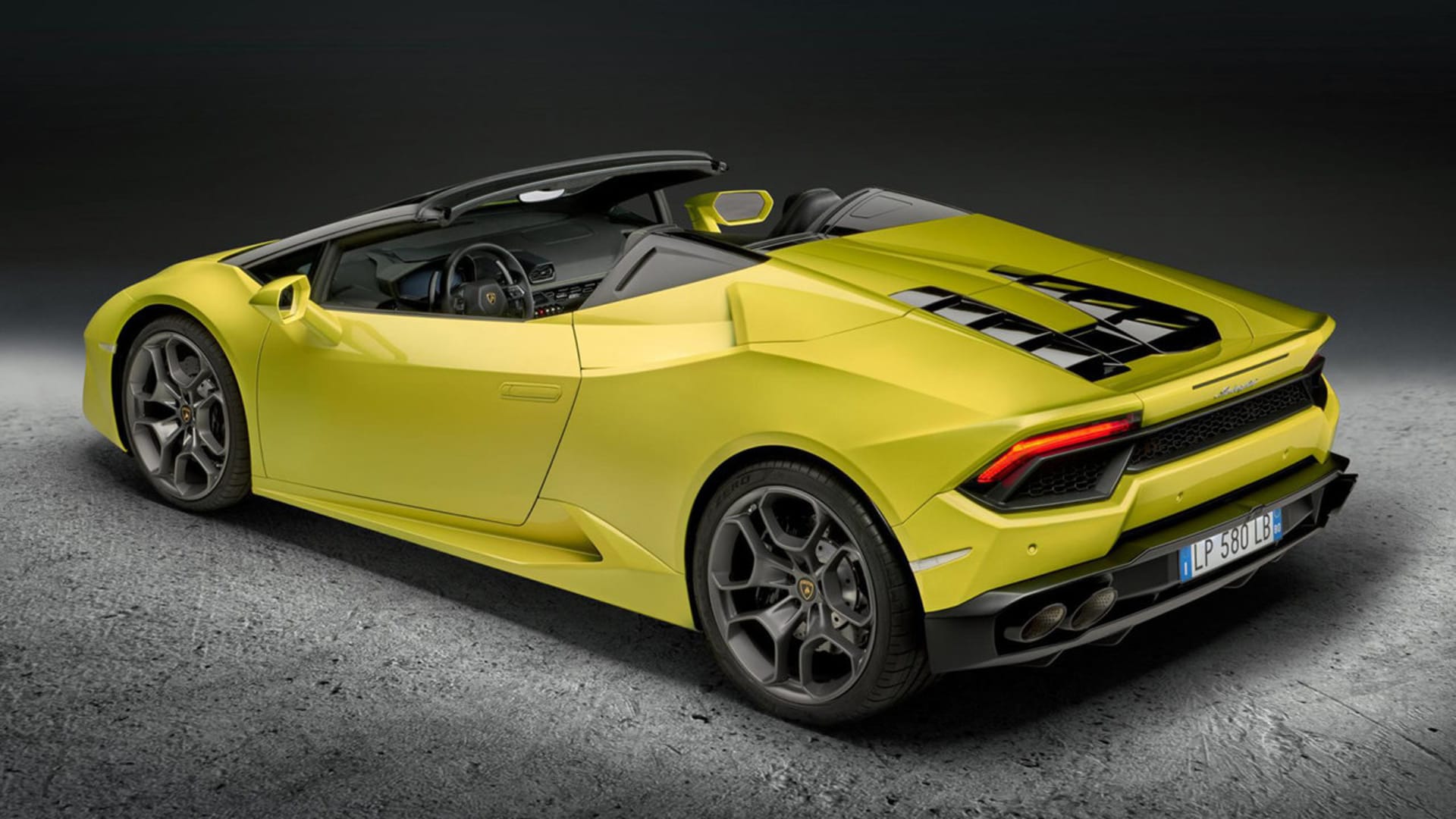 Lamborghini Huracan Spyder dostalo pohon zadních kol.