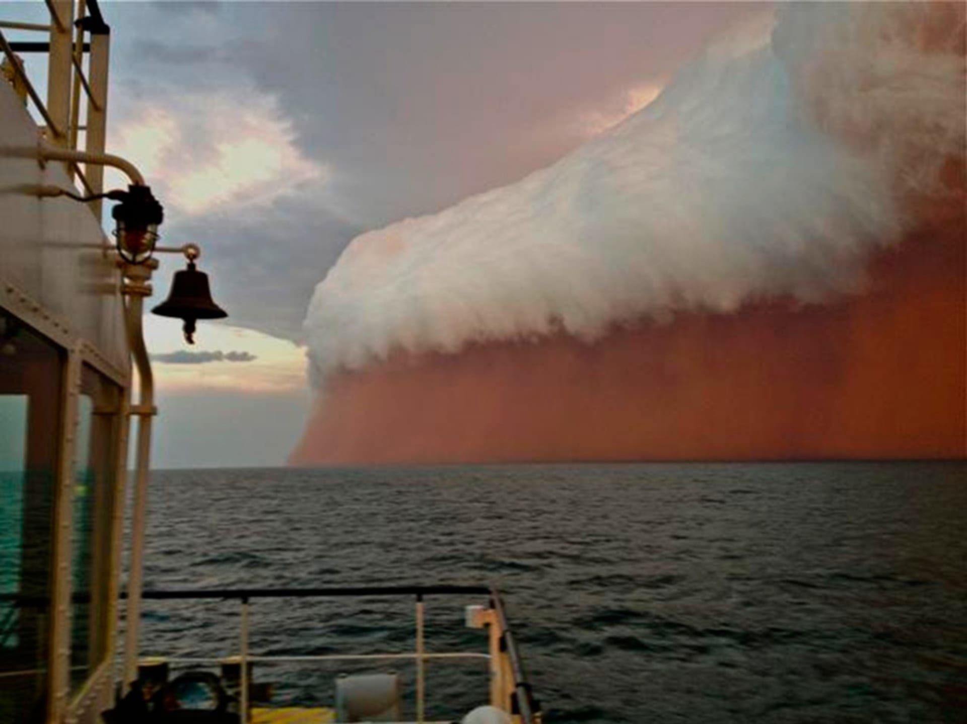 Obří prachová bouře - západní Austrálie v roce 2013