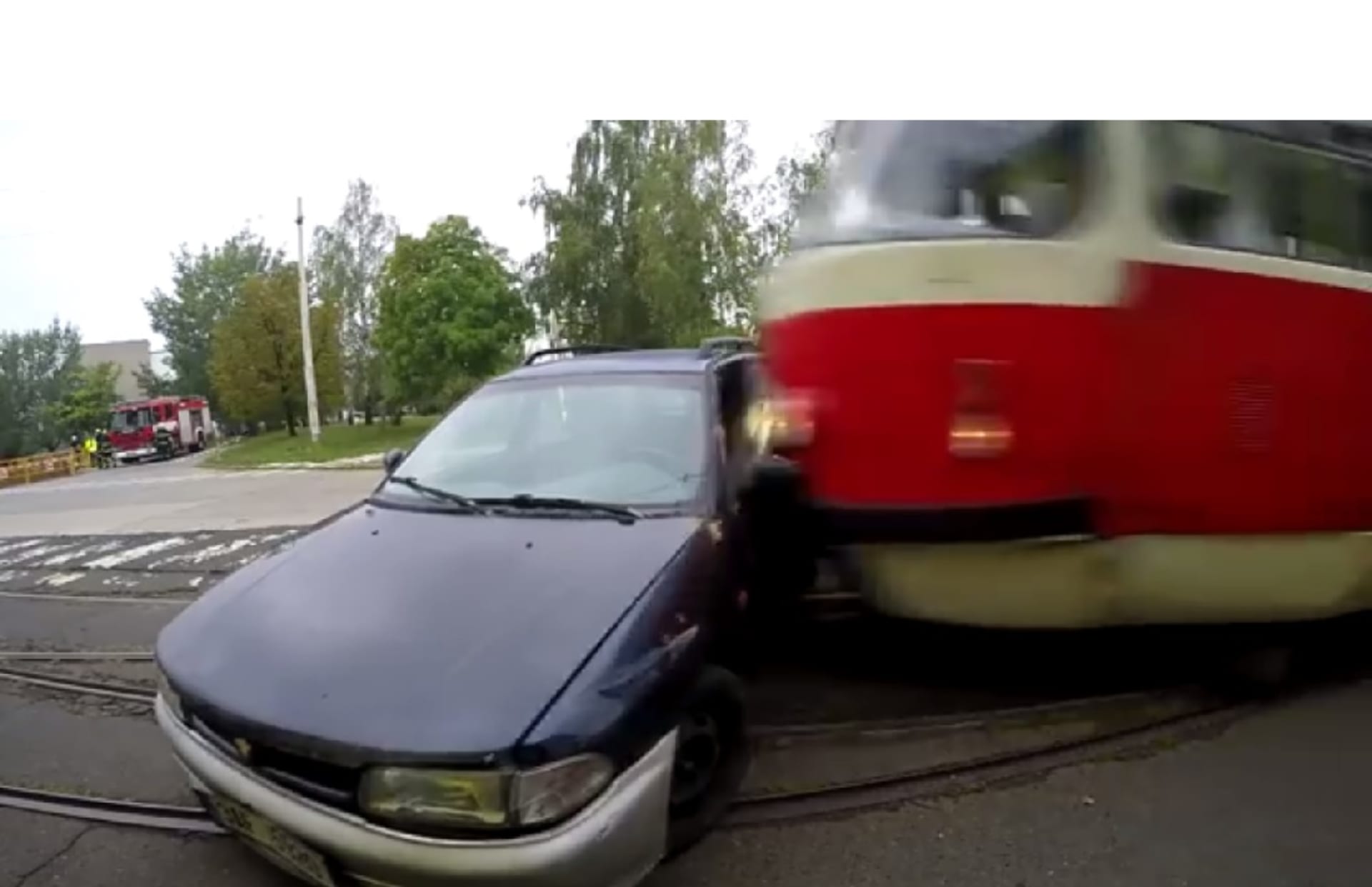 Takhle pražská tramvaj zdemoluje auto. Dávejte pozor!