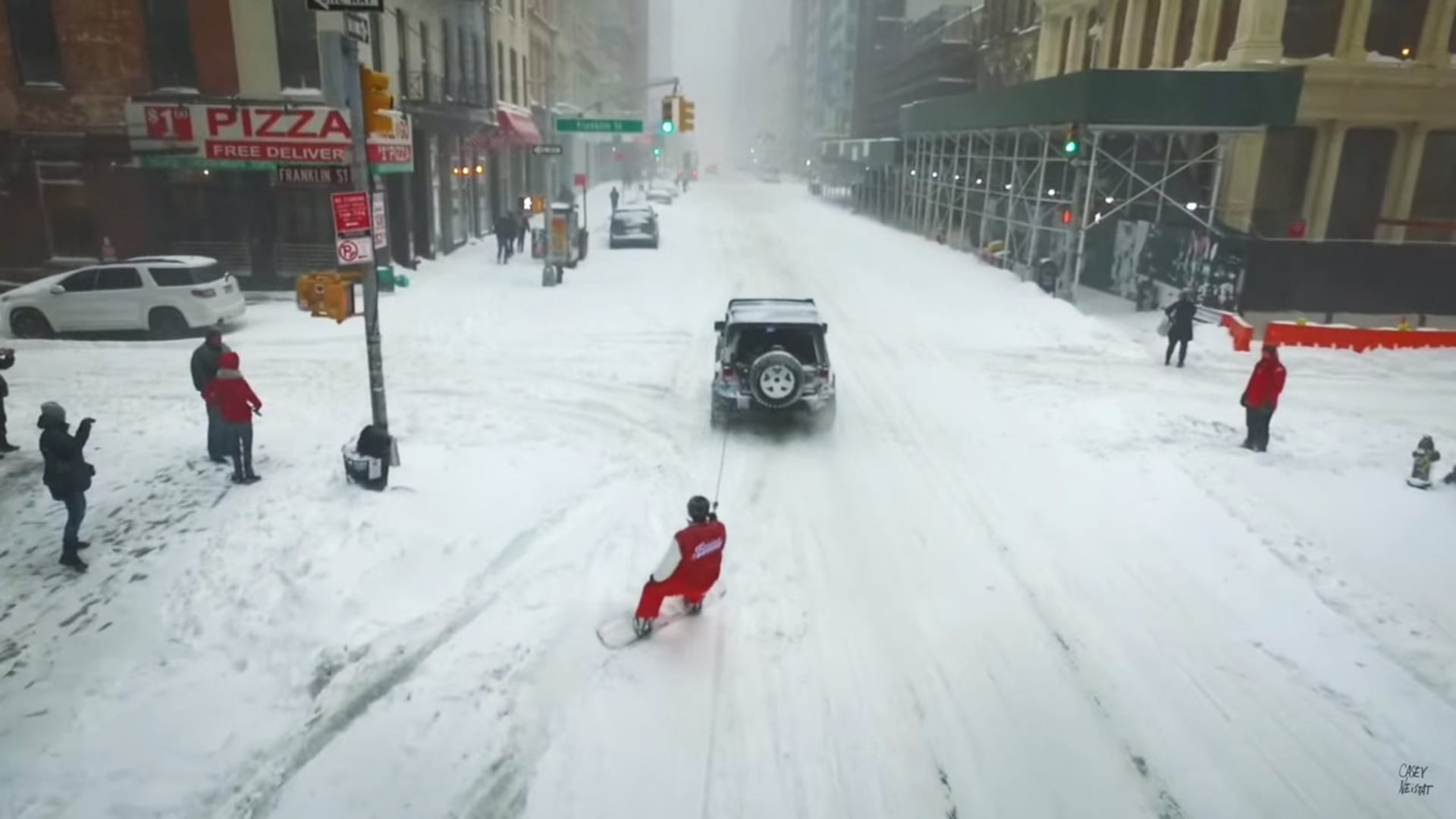 Snowboarding v ulicích New Yorku.