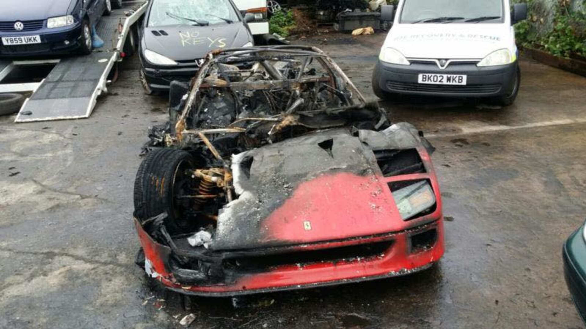 Čerstvě zrestaurované Ferrari F40 úplně zničil rozsáhlý požár