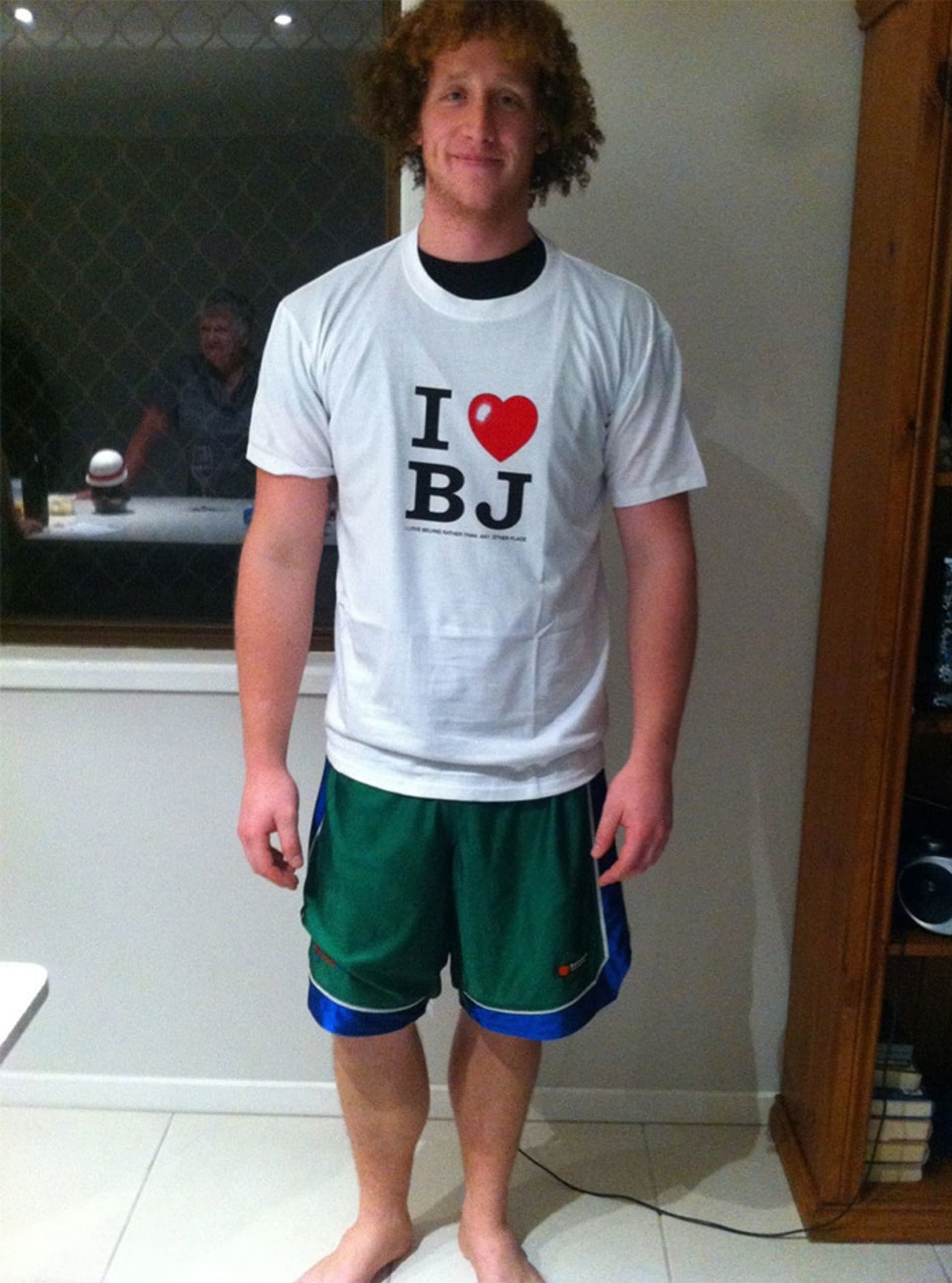 Jmenuje se Brodie Jonas, tak když babička viděla tohle tričko, musela mu ho koupit, aby viděl, jak ho má ráda.