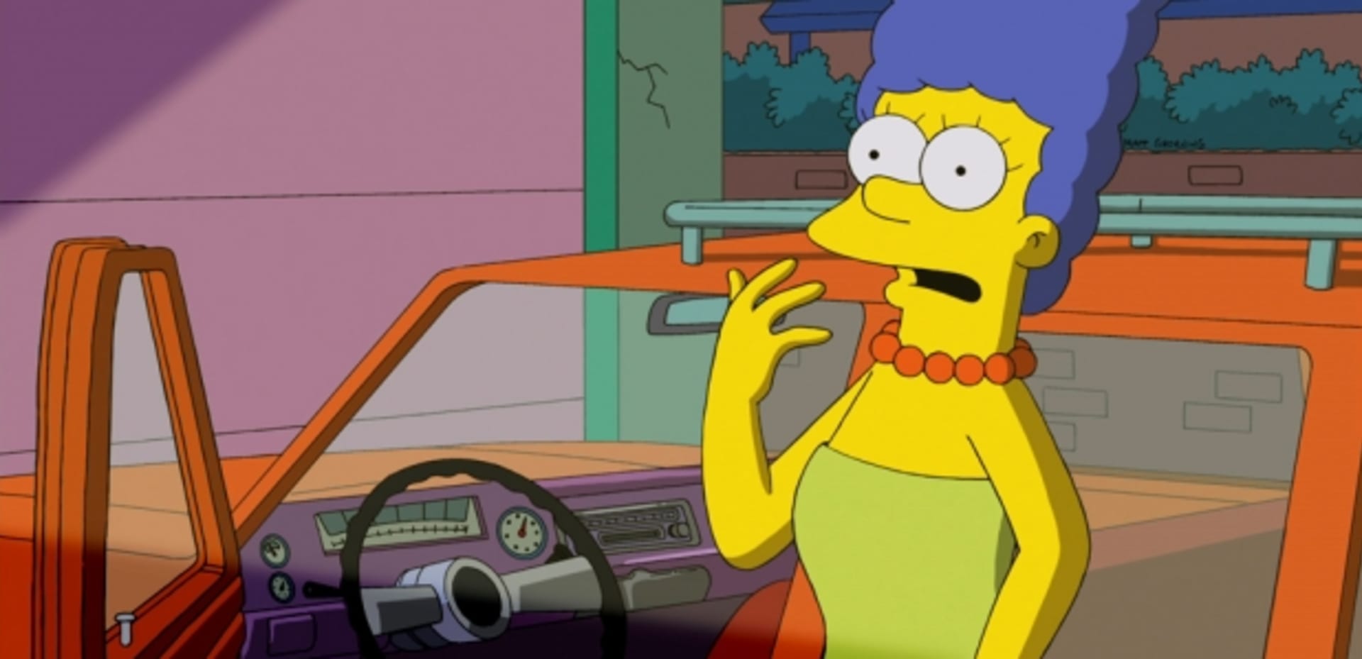Marge Simpsonová v údivu u auta