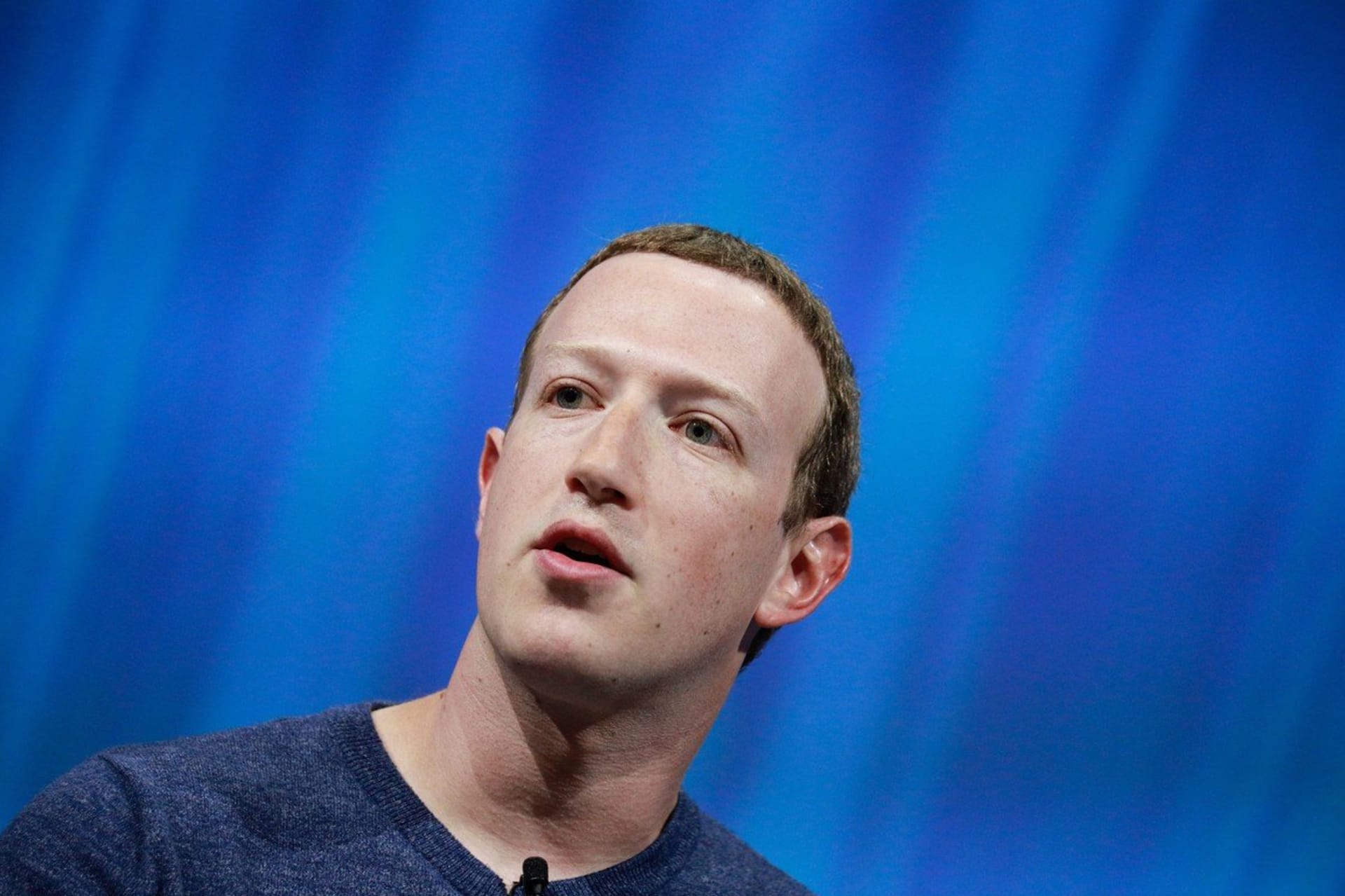 Mark Zuckerberg loni slíbil, že se Facebook zaměří na kontrolu šíření hoaxů a fake news