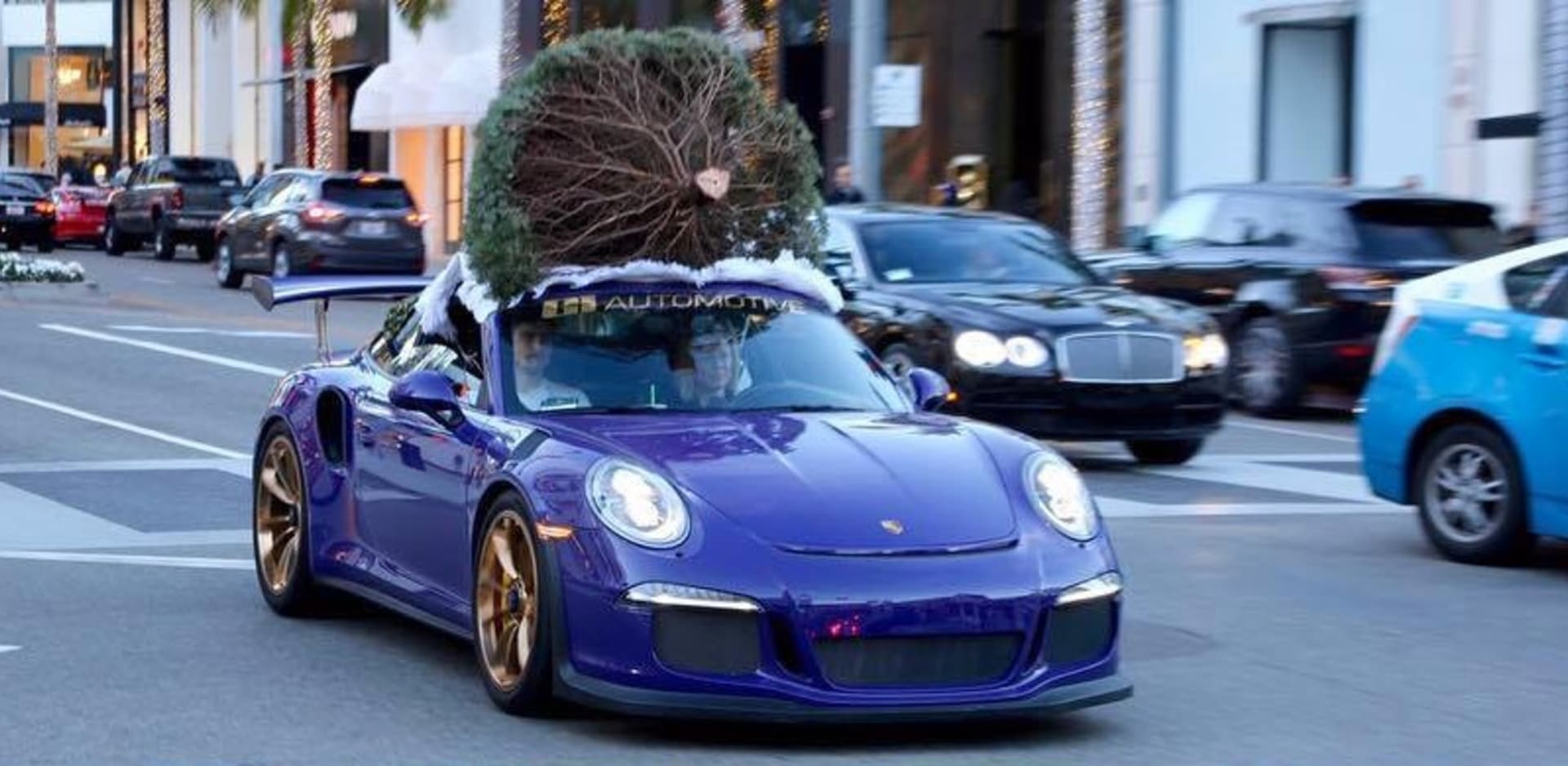 Vánoční nákupy ve stylu! Stromeček vezli v Porsche GT3
