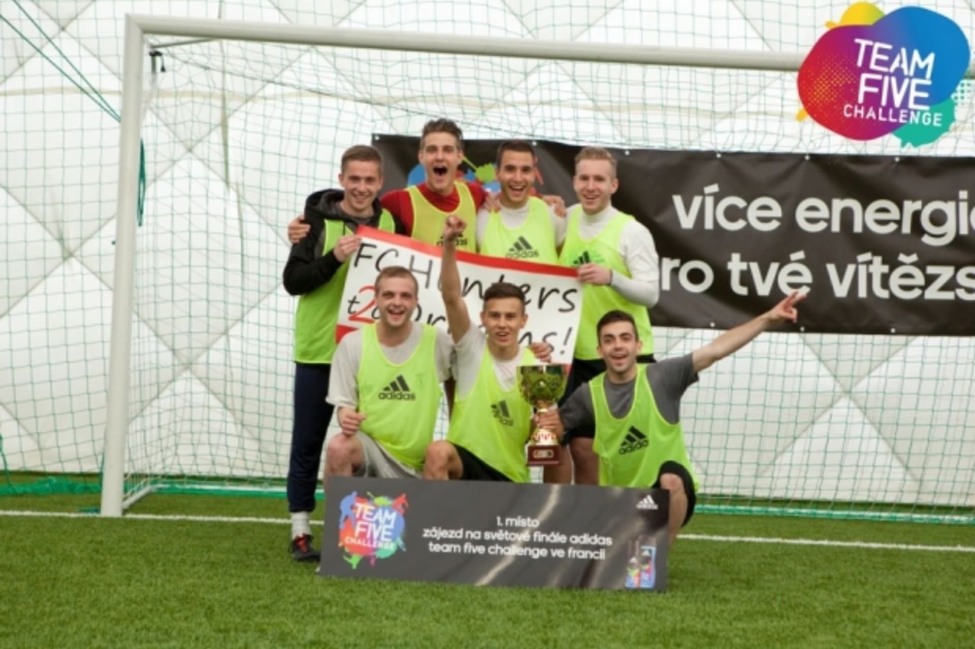 adidas Team Five Challenge – vítězný tým česko slovenského finále FC HUNTERS2DREAMS se raduje