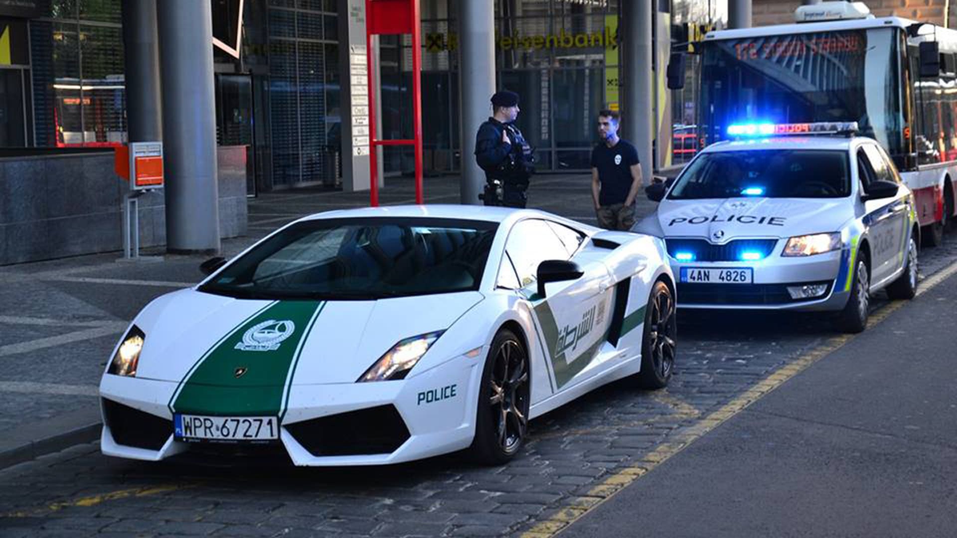 Policejní Octavia se Lamborghini nezalekla.