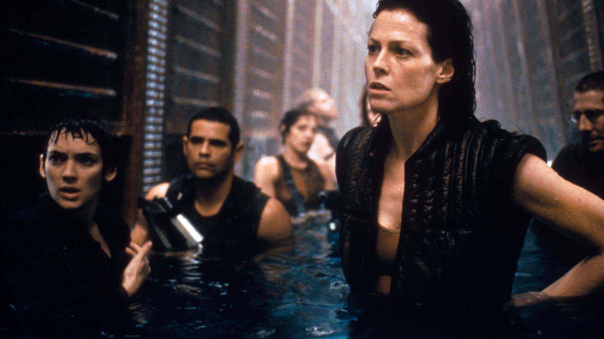 Sigourney Weaver naposled ve filmu Vetřelec: Vzkříšení.