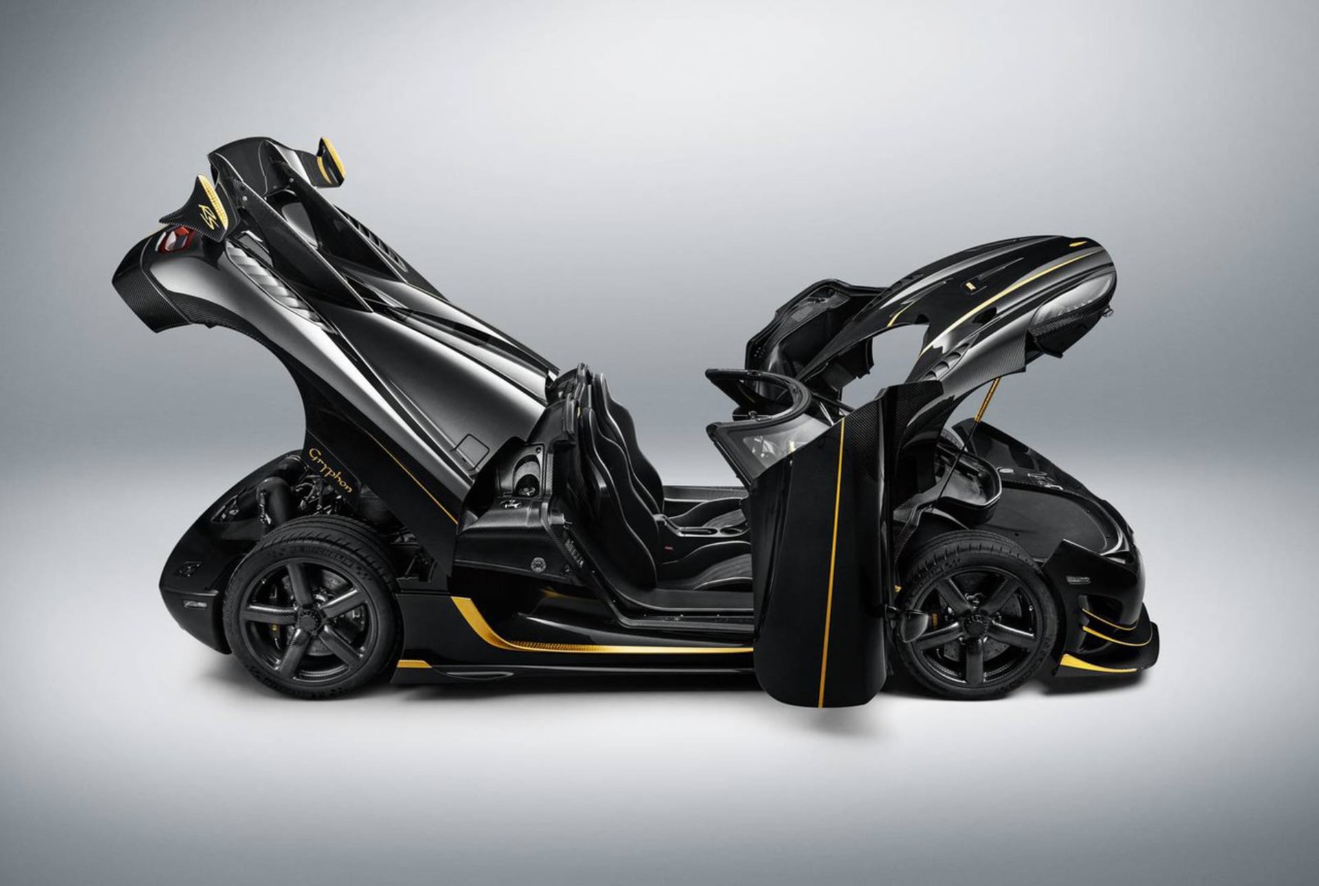 Jediná na světě. Agera RS kombinuje zlato, karbon a výkon letadla